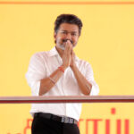 முட்டாள் முதல்வனும் முட்டுக் கொடுக்கும் ரசிக குஞ்சுகளும்!